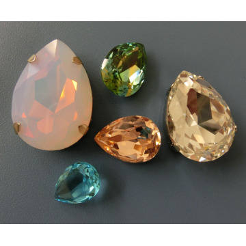 Grânulos de cristal de fábrica para vestuário com dois buracos e cores diferentes